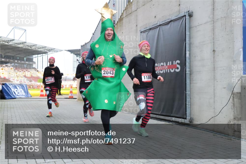 08.12.2024 - St. Pauli X-Mass-Run No. 14 H.Heesch http://msf.ph/oto/7491237 08.12.2024 10:05:12 Ziel 76, 1189, 2043, 2937, 1189, 1355, 2042, 2043 meine-sportfotos.de