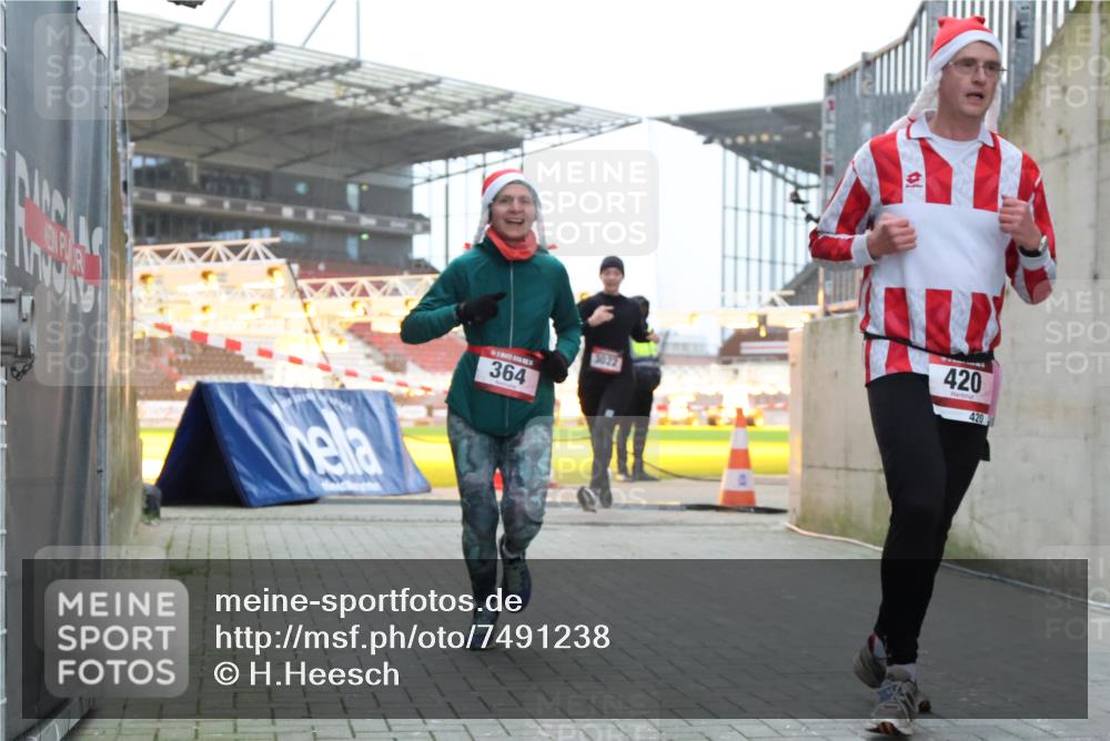 08.12.2024 - St. Pauli X-Mass-Run No. 14 H.Heesch http://msf.ph/oto/7491238 08.12.2024 09:57:18 Ziel 364, 384, 420, 1741, 1754, 2956, 3139, 364, 384, 420, 755, 763, 904, 1982, 3022 meine-sportfotos.de