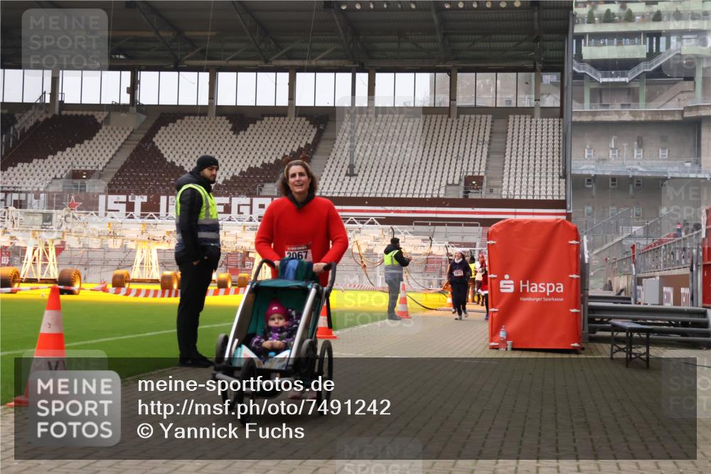 08.12.2024 - St. Pauli X-Mass-Run No. 14 Yannick Fuchs http://msf.ph/oto/7491242 08.12.2024 10:42:34 Ziel 1012, 1205, 2067, 3229 meine-sportfotos.de