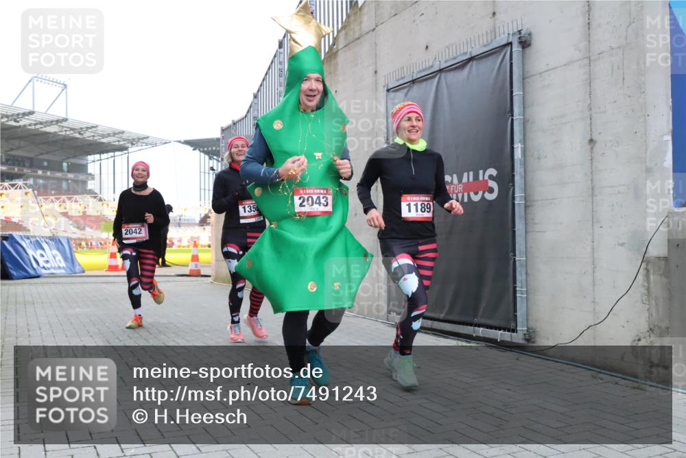 08.12.2024 - St. Pauli X-Mass-Run No. 14 H.Heesch http://msf.ph/oto/7491243 08.12.2024 10:05:12 Ziel 76, 1189, 2043, 2937, 1189, 1355, 2042, 2043 meine-sportfotos.de