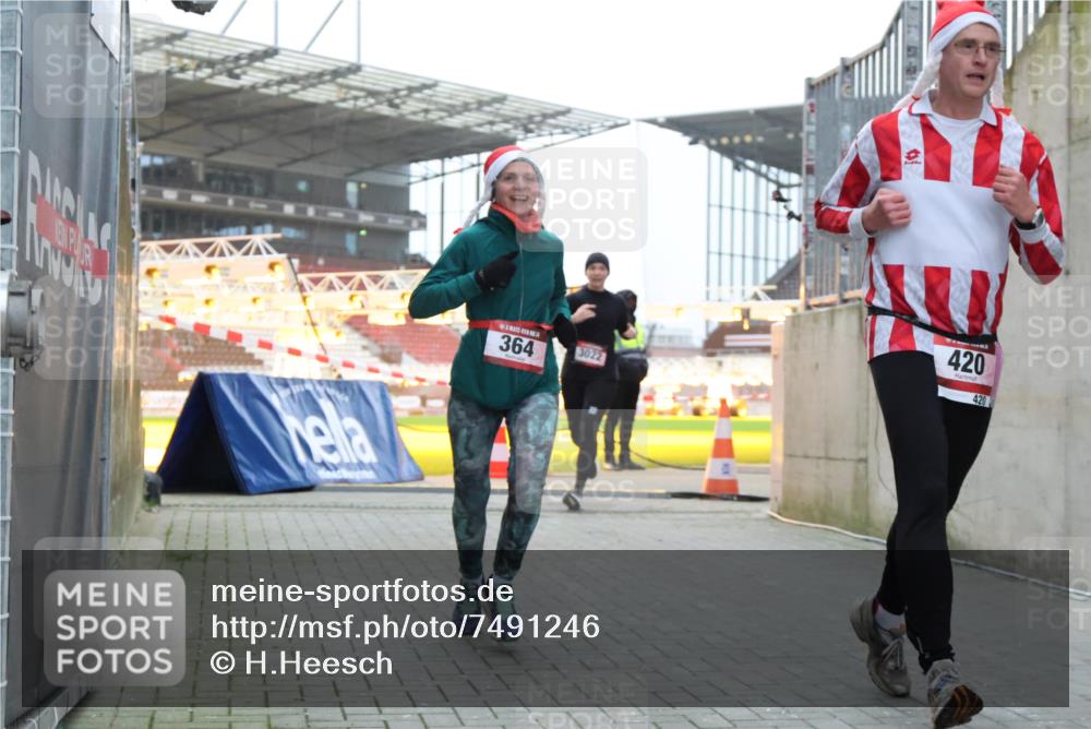08.12.2024 - St. Pauli X-Mass-Run No. 14 H.Heesch http://msf.ph/oto/7491246 08.12.2024 09:57:18 Ziel 364, 384, 420, 1741, 1754, 2956, 3139, 364, 384, 420, 755, 763, 904, 1982, 3022 meine-sportfotos.de