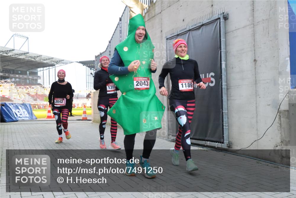 08.12.2024 - St. Pauli X-Mass-Run No. 14 H.Heesch http://msf.ph/oto/7491250 08.12.2024 10:05:12 Ziel 76, 1189, 2043, 2937, 1189, 1355, 2042, 2043 meine-sportfotos.de