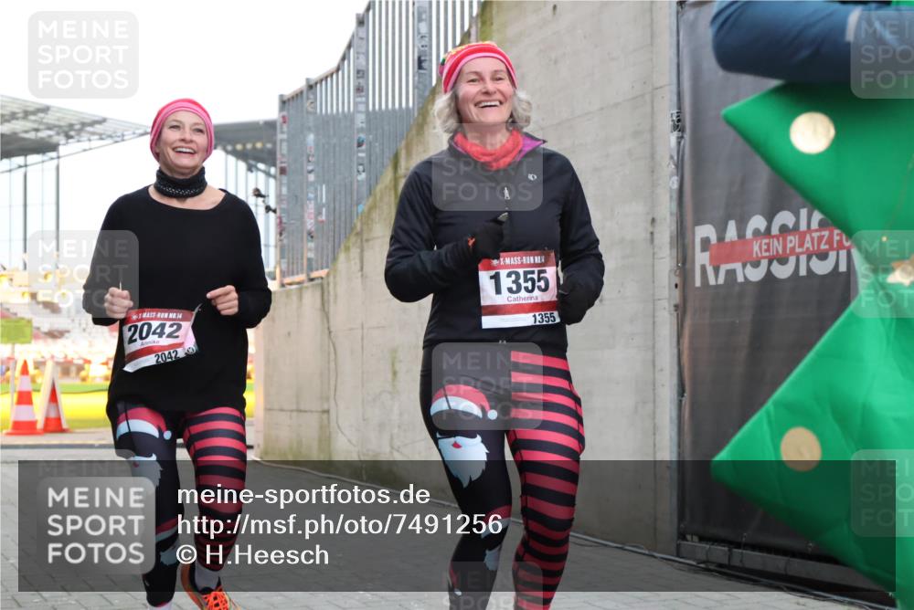 08.12.2024 - St. Pauli X-Mass-Run No. 14 H.Heesch http://msf.ph/oto/7491256 08.12.2024 10:05:13 Ziel 76, 1189, 1355, 2042, 2043, 2937, 1189, 1355, 2042, 2043 meine-sportfotos.de