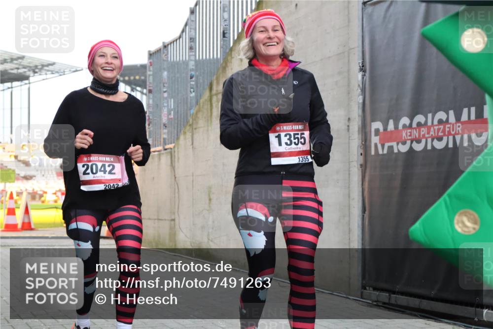 08.12.2024 - St. Pauli X-Mass-Run No. 14 H.Heesch http://msf.ph/oto/7491263 08.12.2024 10:05:13 Ziel 76, 1189, 1355, 2042, 2043, 2937, 1189, 1355, 2042, 2043 meine-sportfotos.de