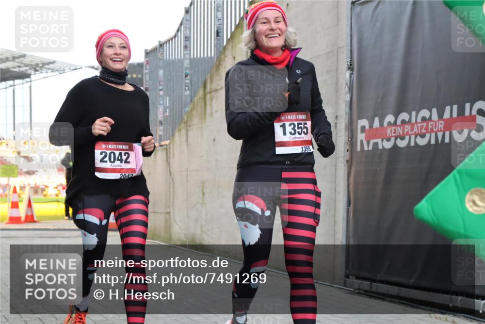 08.12.2024 - St. Pauli X-Mass-Run No. 14 H.Heesch http://msf.ph/oto/7491269 08.12.2024 10:05:13 Ziel 76, 1189, 1355, 2042, 2043, 2937, 1189, 1355, 2042, 2043 meine-sportfotos.de