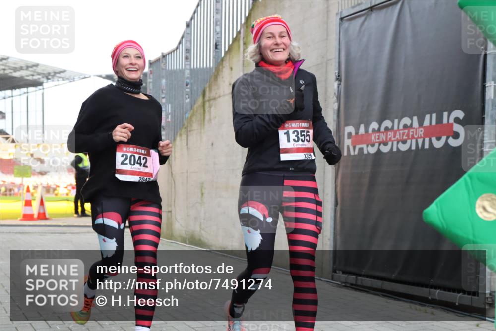 08.12.2024 - St. Pauli X-Mass-Run No. 14 H.Heesch http://msf.ph/oto/7491274 08.12.2024 10:05:13 Ziel 76, 1189, 1355, 2042, 2043, 2937, 1189, 1355, 2042, 2043 meine-sportfotos.de