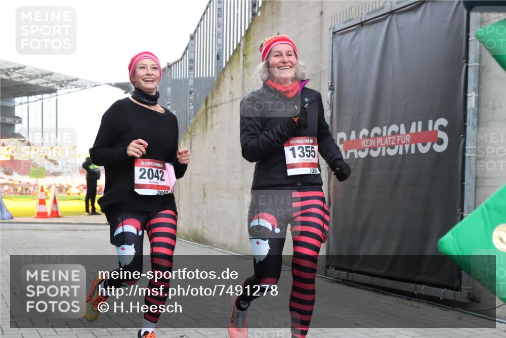 08.12.2024 - St. Pauli X-Mass-Run No. 14 H.Heesch http://msf.ph/oto/7491278 08.12.2024 10:05:13 Ziel 76, 1189, 1355, 2042, 2043, 2937, 1189, 1355, 2042, 2043 meine-sportfotos.de