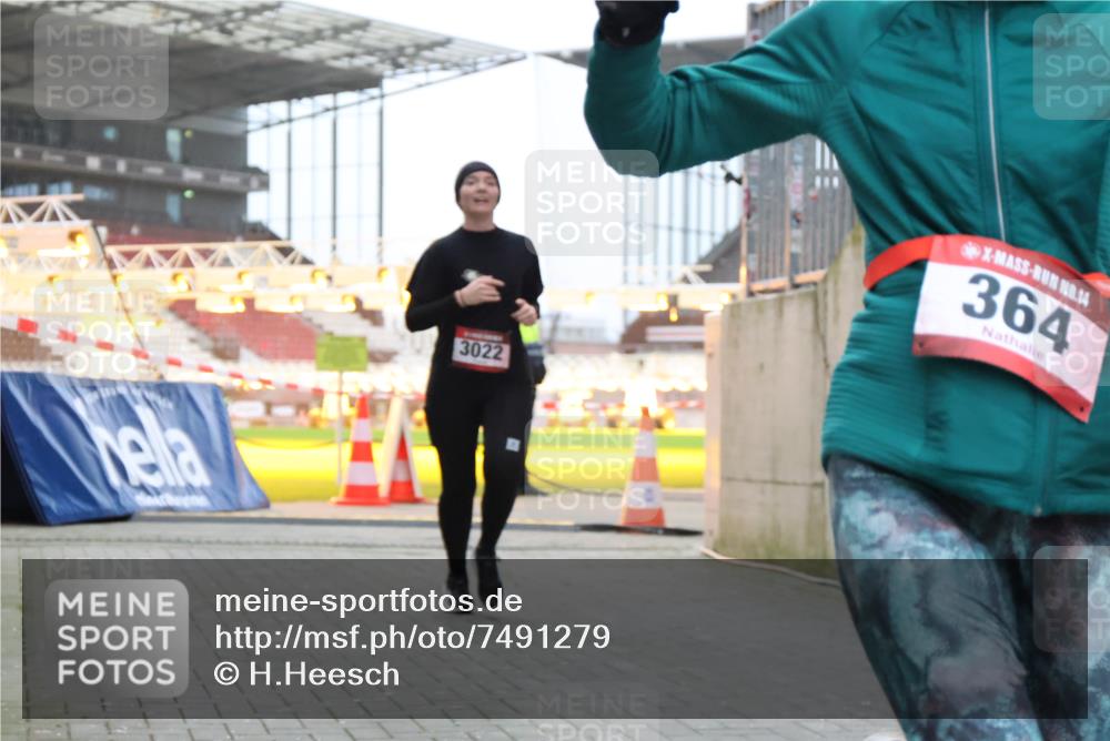 08.12.2024 - St. Pauli X-Mass-Run No. 14 H.Heesch http://msf.ph/oto/7491279 08.12.2024 09:57:19 Ziel 364, 384, 420, 1741, 1754, 2956, 3139, 364, 420, 755, 763, 904, 1291, 1982, 2267, 3022 meine-sportfotos.de