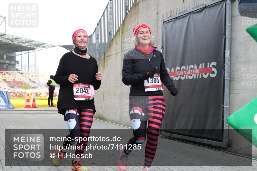 08.12.2024 - St. Pauli X-Mass-Run No. 14 H.Heesch http://msf.ph/oto/7491285 08.12.2024 10:05:13 Ziel 76, 1189, 1355, 2042, 2043, 2937, 1189, 1355, 2042, 2043 meine-sportfotos.de