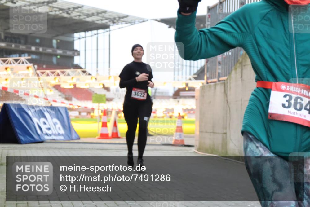 08.12.2024 - St. Pauli X-Mass-Run No. 14 H.Heesch http://msf.ph/oto/7491286 08.12.2024 09:57:19 Ziel 364, 384, 420, 1741, 1754, 2956, 3139, 364, 420, 755, 763, 904, 1291, 1982, 2267, 3022 meine-sportfotos.de