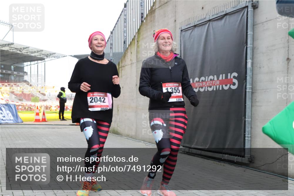 08.12.2024 - St. Pauli X-Mass-Run No. 14 H.Heesch http://msf.ph/oto/7491292 08.12.2024 10:05:13 Ziel 76, 1189, 1355, 2042, 2043, 2937, 1189, 1355, 2042, 2043 meine-sportfotos.de