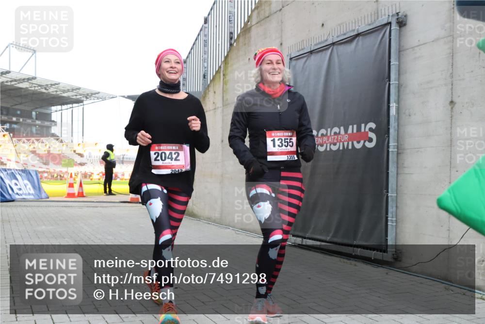 08.12.2024 - St. Pauli X-Mass-Run No. 14 H.Heesch http://msf.ph/oto/7491298 08.12.2024 10:05:13 Ziel 76, 1189, 1355, 2042, 2043, 2937, 1189, 1355, 2042, 2043 meine-sportfotos.de