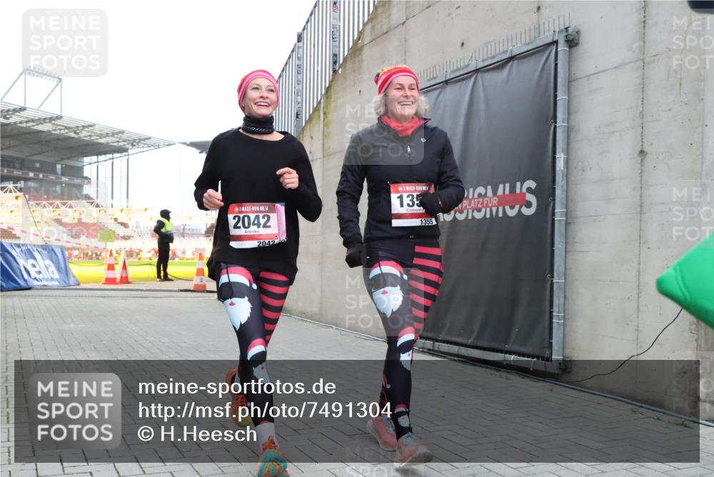 08.12.2024 - St. Pauli X-Mass-Run No. 14 H.Heesch http://msf.ph/oto/7491304 08.12.2024 10:05:14 Ziel 1189, 1355, 2042, 2043, 2937, 1189, 1355, 2042 meine-sportfotos.de