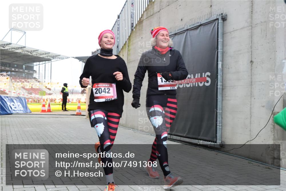 08.12.2024 - St. Pauli X-Mass-Run No. 14 H.Heesch http://msf.ph/oto/7491308 08.12.2024 10:05:14 Ziel 1189, 1355, 2042, 2043, 2937, 1189, 1355, 2042 meine-sportfotos.de