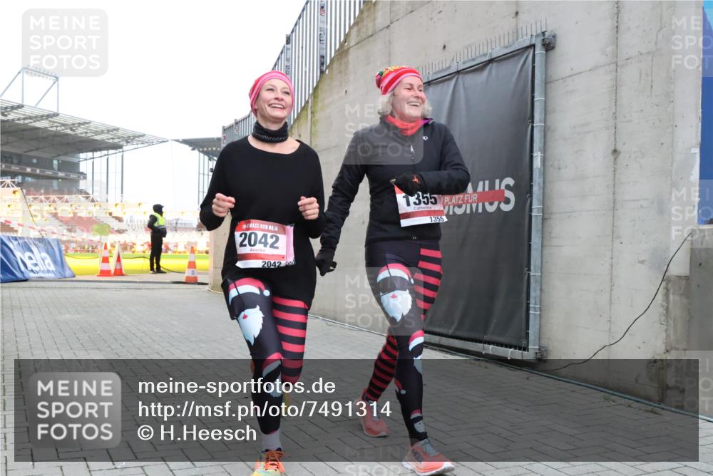 08.12.2024 - St. Pauli X-Mass-Run No. 14 H.Heesch http://msf.ph/oto/7491314 08.12.2024 10:05:14 Ziel 1189, 1355, 2042, 2043, 2937, 1189, 1355, 2042 meine-sportfotos.de