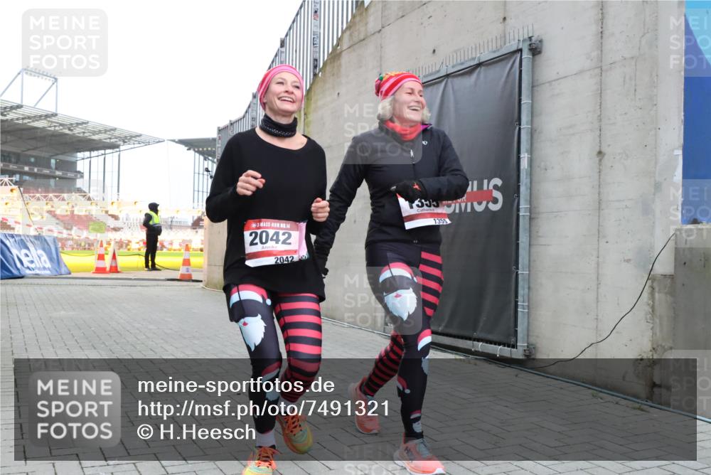 08.12.2024 - St. Pauli X-Mass-Run No. 14 H.Heesch http://msf.ph/oto/7491321 08.12.2024 10:05:14 Ziel 1189, 1355, 2042, 2043, 2937, 1189, 1355, 2042 meine-sportfotos.de