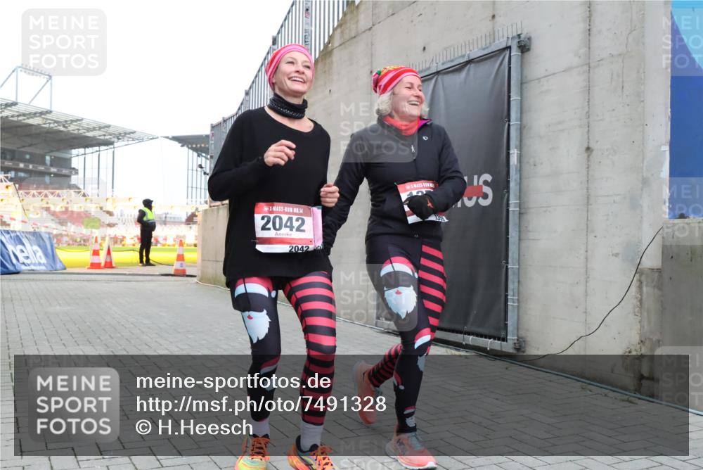 08.12.2024 - St. Pauli X-Mass-Run No. 14 H.Heesch http://msf.ph/oto/7491328 08.12.2024 10:05:14 Ziel 1189, 1355, 2042, 2043, 2937, 1189, 1355, 2042 meine-sportfotos.de