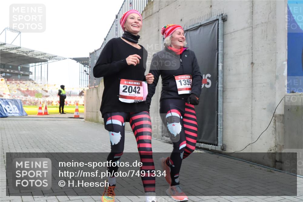 08.12.2024 - St. Pauli X-Mass-Run No. 14 H.Heesch http://msf.ph/oto/7491334 08.12.2024 10:05:14 Ziel 1189, 1355, 2042, 2043, 2937, 1189, 1355, 2042 meine-sportfotos.de