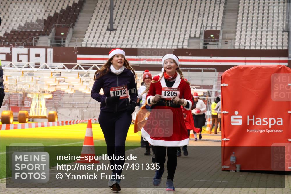08.12.2024 - St. Pauli X-Mass-Run No. 14 Yannick Fuchs http://msf.ph/oto/7491335 08.12.2024 10:42:42 Ziel 1012, 1204, 1205, 1231, 1520, 1524, 1525, 1830, 2067, 3229 meine-sportfotos.de