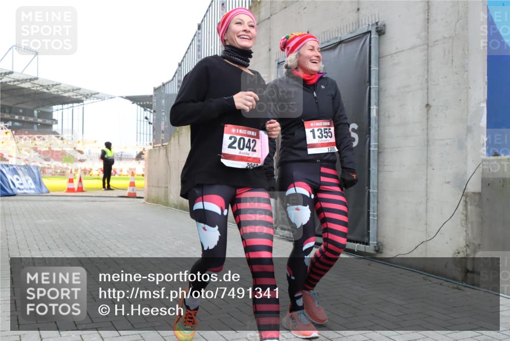 08.12.2024 - St. Pauli X-Mass-Run No. 14 H.Heesch http://msf.ph/oto/7491341 08.12.2024 10:05:14 Ziel 1189, 1355, 2042, 2043, 2937, 1189, 1355, 2042 meine-sportfotos.de
