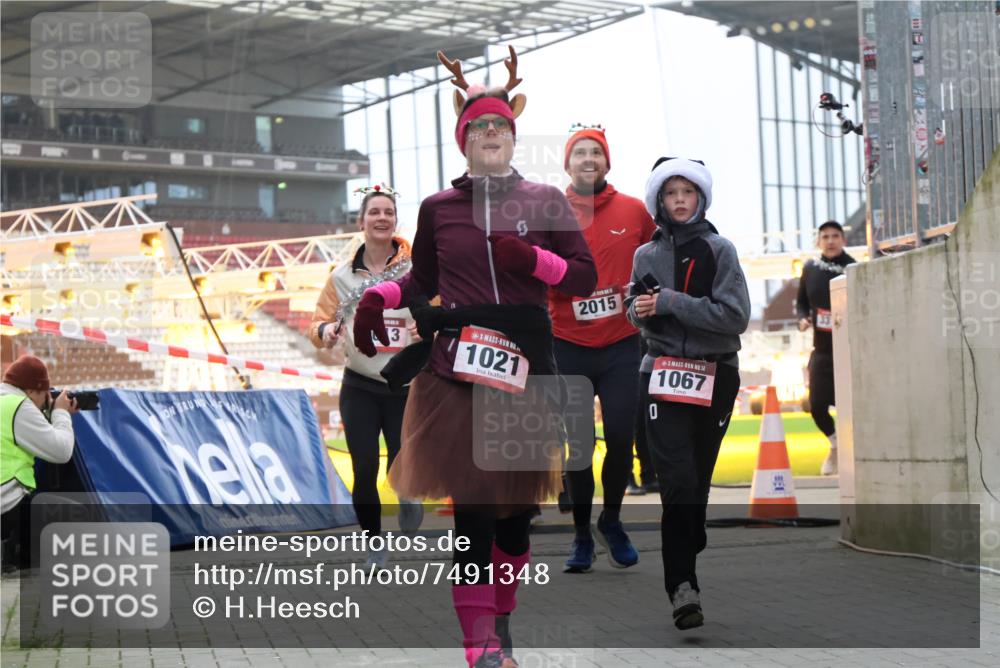 08.12.2024 - St. Pauli X-Mass-Run No. 14 H.Heesch http://msf.ph/oto/7491348 08.12.2024 10:05:21 Ziel 1189, 1355, 2042, 2043, 24, 1021, 1067, 2013, 2015, 2836, 3077, 3313, 3318 meine-sportfotos.de