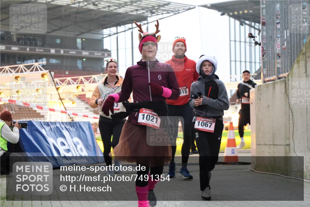 08.12.2024 - St. Pauli X-Mass-Run No. 14 H.Heesch http://msf.ph/oto/7491354 08.12.2024 10:05:21 Ziel 1189, 1355, 2042, 2043, 24, 1021, 1067, 2013, 2015, 2836, 3077, 3313, 3318 meine-sportfotos.de