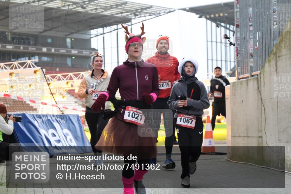 08.12.2024 - St. Pauli X-Mass-Run No. 14 H.Heesch http://msf.ph/oto/7491362 08.12.2024 10:05:21 Ziel 1189, 1355, 2042, 2043, 24, 1021, 1067, 2013, 2015, 2836, 3077, 3313, 3318 meine-sportfotos.de