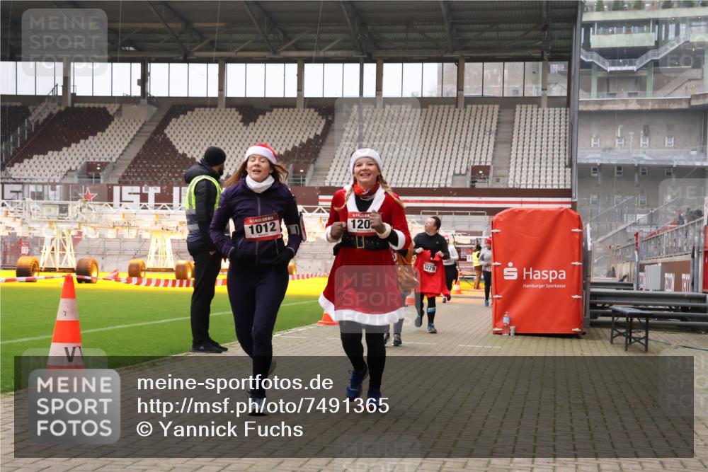 08.12.2024 - St. Pauli X-Mass-Run No. 14 Yannick Fuchs http://msf.ph/oto/7491365 08.12.2024 10:42:44 Ziel 1012, 1204, 1205, 1231, 1520, 1524, 1525, 1830, 2067, 3229 meine-sportfotos.de