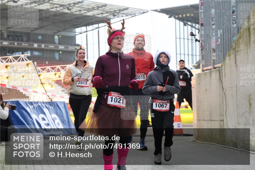 08.12.2024 - St. Pauli X-Mass-Run No. 14 H.Heesch http://msf.ph/oto/7491369 08.12.2024 10:05:22 Ziel 1189, 1355, 2042, 2043, 24, 1021, 1067, 2013, 2015, 2836, 3077, 3313, 3317, 3318 meine-sportfotos.de