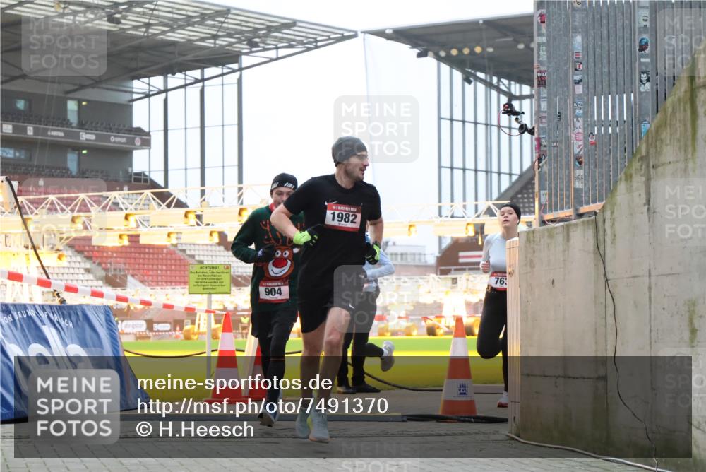 08.12.2024 - St. Pauli X-Mass-Run No. 14 H.Heesch http://msf.ph/oto/7491370 08.12.2024 09:57:22 Ziel 364, 384, 420, 1741, 3022, 3139, 755, 763, 904, 1291, 1982, 2267, 3022 meine-sportfotos.de