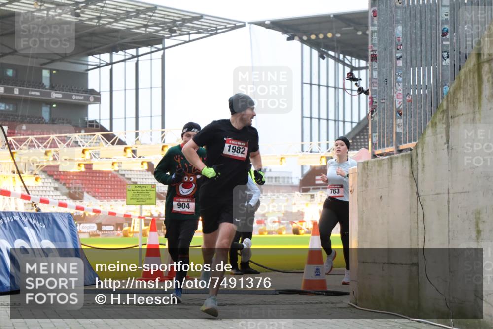 08.12.2024 - St. Pauli X-Mass-Run No. 14 H.Heesch http://msf.ph/oto/7491376 08.12.2024 09:57:22 Ziel 364, 384, 420, 1741, 3022, 3139, 755, 763, 904, 1291, 1982, 2267, 3022 meine-sportfotos.de