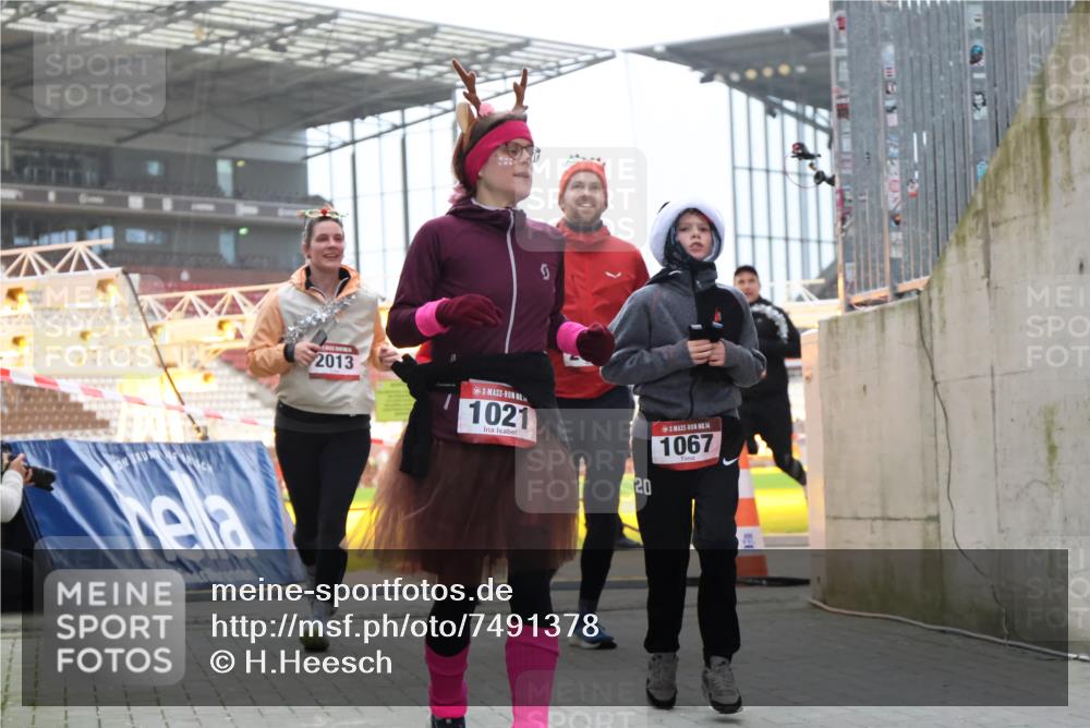 08.12.2024 - St. Pauli X-Mass-Run No. 14 H.Heesch http://msf.ph/oto/7491378 08.12.2024 10:05:22 Ziel 1189, 1355, 2042, 2043, 24, 1021, 1067, 2013, 2015, 2836, 3077, 3313, 3317, 3318 meine-sportfotos.de