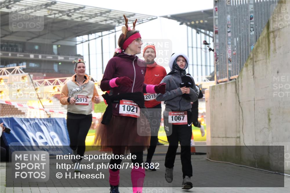 08.12.2024 - St. Pauli X-Mass-Run No. 14 H.Heesch http://msf.ph/oto/7491382 08.12.2024 10:05:22 Ziel 1189, 1355, 2042, 2043, 24, 1021, 1067, 2013, 2015, 2836, 3077, 3313, 3317, 3318 meine-sportfotos.de