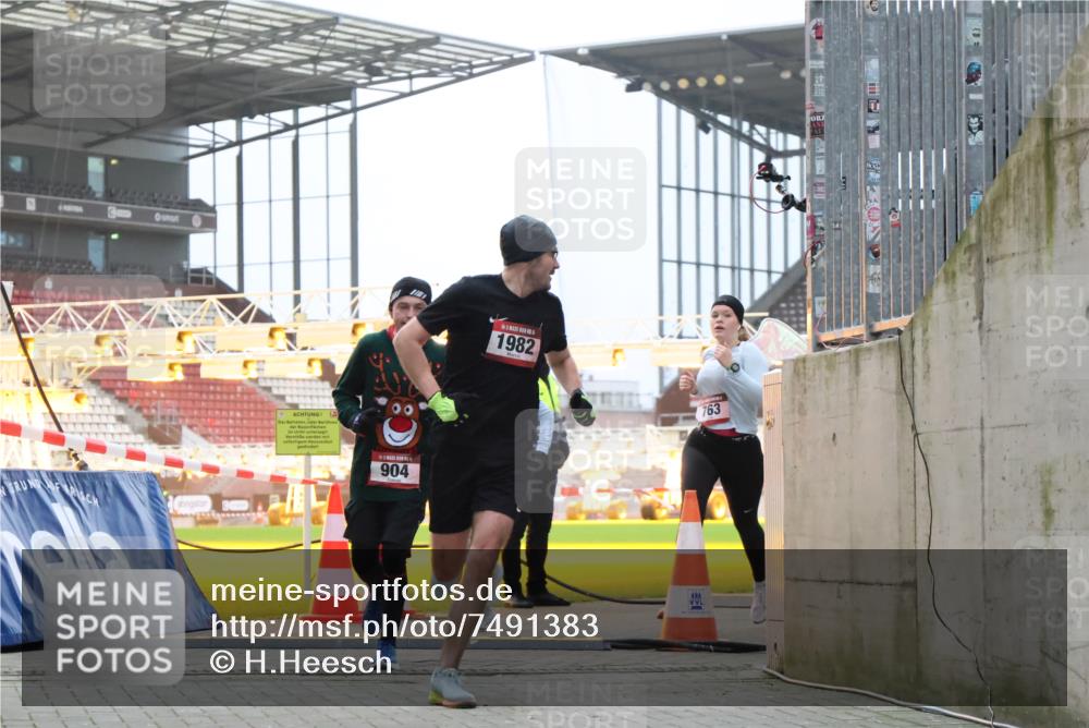 08.12.2024 - St. Pauli X-Mass-Run No. 14 H.Heesch http://msf.ph/oto/7491383 08.12.2024 09:57:22 Ziel 364, 384, 420, 1741, 3022, 3139, 755, 763, 904, 1291, 1982, 2267, 3022 meine-sportfotos.de