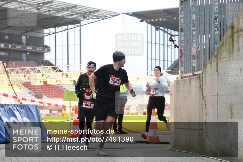 08.12.2024 - St. Pauli X-Mass-Run No. 14 H.Heesch http://msf.ph/oto/7491390 08.12.2024 09:57:22 Ziel 364, 384, 420, 1741, 3022, 3139, 755, 763, 904, 1291, 1982, 2267, 3022 meine-sportfotos.de