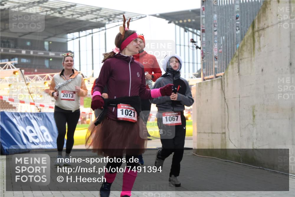 08.12.2024 - St. Pauli X-Mass-Run No. 14 H.Heesch http://msf.ph/oto/7491394 08.12.2024 10:05:22 Ziel 1189, 1355, 2042, 2043, 24, 1021, 1067, 2013, 2015, 2836, 3077, 3313, 3317, 3318 meine-sportfotos.de