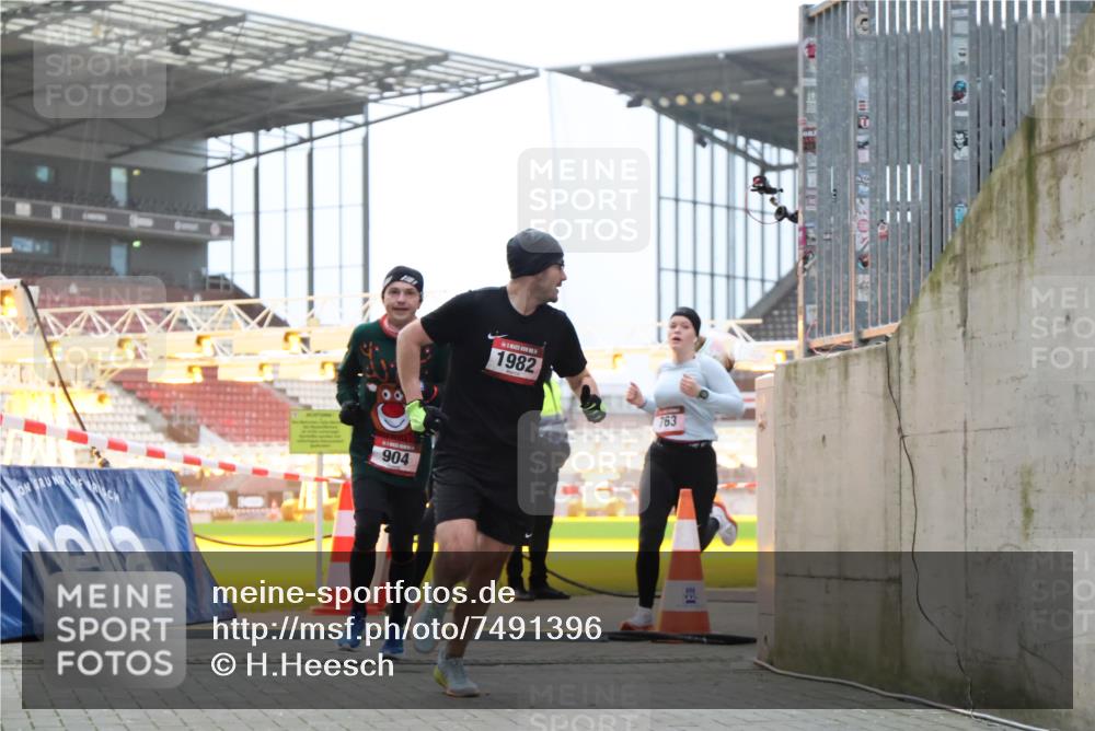08.12.2024 - St. Pauli X-Mass-Run No. 14 H.Heesch http://msf.ph/oto/7491396 08.12.2024 09:57:22 Ziel 364, 384, 420, 1741, 3022, 3139, 755, 763, 904, 1291, 1982, 2267, 3022 meine-sportfotos.de