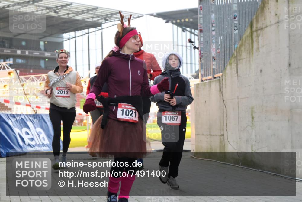 08.12.2024 - St. Pauli X-Mass-Run No. 14 H.Heesch http://msf.ph/oto/7491400 08.12.2024 10:05:22 Ziel 1189, 1355, 2042, 2043, 24, 1021, 1067, 2013, 2015, 2836, 3077, 3313, 3317, 3318 meine-sportfotos.de