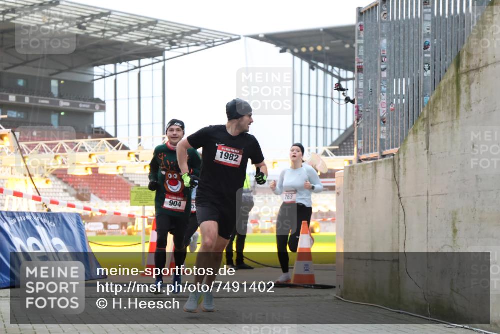 08.12.2024 - St. Pauli X-Mass-Run No. 14 H.Heesch http://msf.ph/oto/7491402 08.12.2024 09:57:23 Ziel 364, 384, 420, 1741, 3022, 3139, 755, 763, 904, 1291, 1982, 2267 meine-sportfotos.de