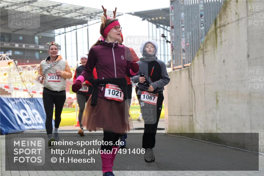 08.12.2024 - St. Pauli X-Mass-Run No. 14 H.Heesch http://msf.ph/oto/7491406 08.12.2024 10:05:22 Ziel 1189, 1355, 2042, 2043, 24, 1021, 1067, 2013, 2015, 2836, 3077, 3313, 3317, 3318 meine-sportfotos.de
