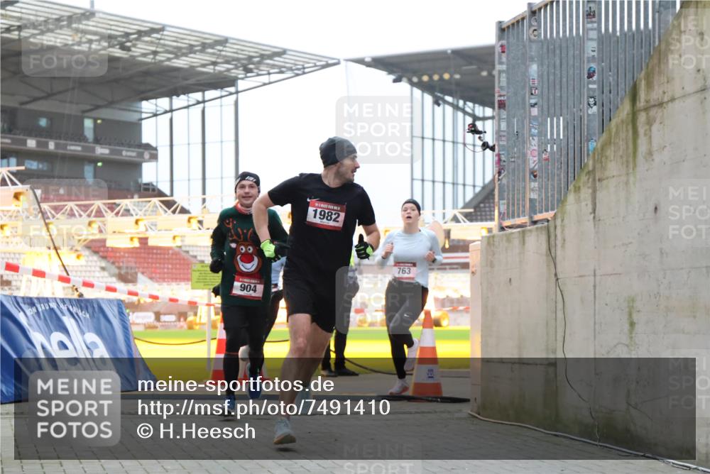 08.12.2024 - St. Pauli X-Mass-Run No. 14 H.Heesch http://msf.ph/oto/7491410 08.12.2024 09:57:23 Ziel 364, 384, 420, 1741, 3022, 3139, 755, 763, 904, 1291, 1982, 2267 meine-sportfotos.de