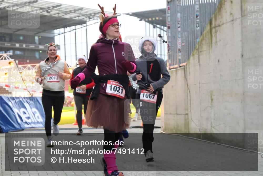 08.12.2024 - St. Pauli X-Mass-Run No. 14 H.Heesch http://msf.ph/oto/7491412 08.12.2024 10:05:22 Ziel 1189, 1355, 2042, 2043, 24, 1021, 1067, 2013, 2015, 2836, 3077, 3313, 3317, 3318 meine-sportfotos.de