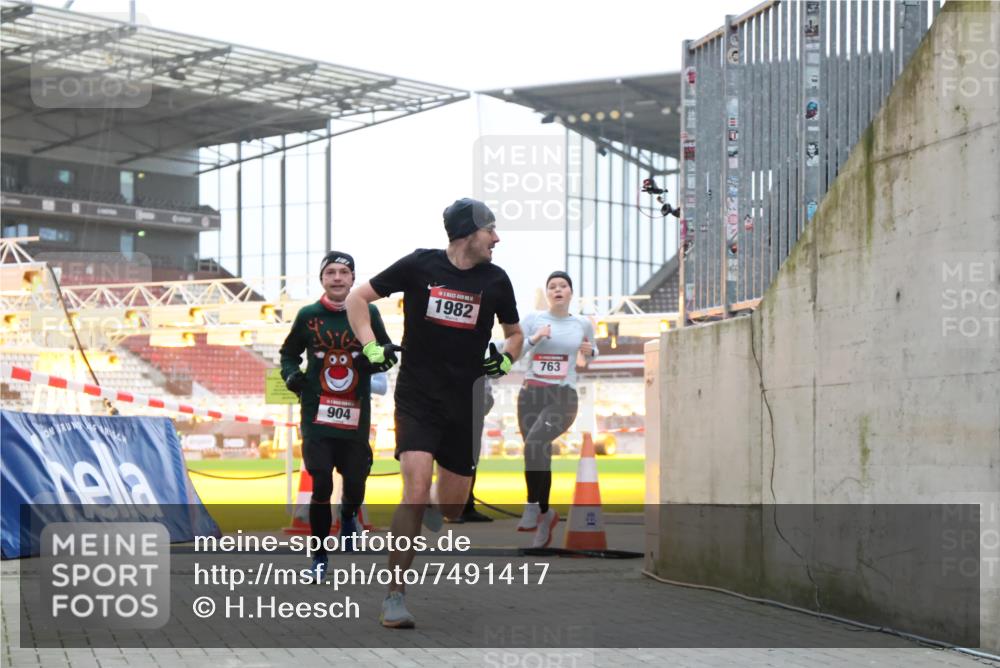 08.12.2024 - St. Pauli X-Mass-Run No. 14 H.Heesch http://msf.ph/oto/7491417 08.12.2024 09:57:23 Ziel 364, 384, 420, 1741, 3022, 3139, 755, 763, 904, 1291, 1982, 2267 meine-sportfotos.de