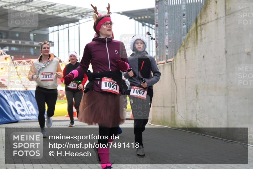 08.12.2024 - St. Pauli X-Mass-Run No. 14 H.Heesch http://msf.ph/oto/7491418 08.12.2024 10:05:22 Ziel 1189, 1355, 2042, 2043, 24, 1021, 1067, 2013, 2015, 2836, 3077, 3313, 3317, 3318 meine-sportfotos.de