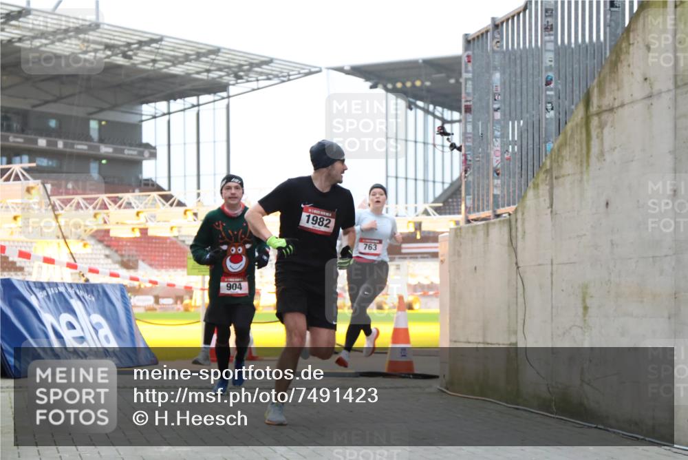 08.12.2024 - St. Pauli X-Mass-Run No. 14 H.Heesch http://msf.ph/oto/7491423 08.12.2024 09:57:23 Ziel 364, 384, 420, 1741, 3022, 3139, 755, 763, 904, 1291, 1982, 2267 meine-sportfotos.de
