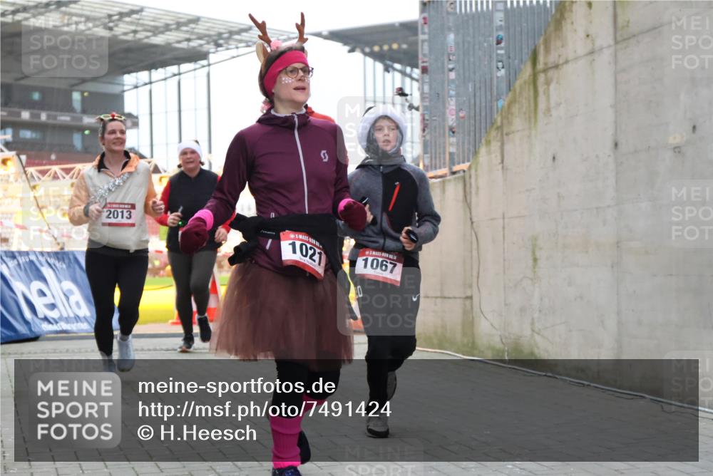 08.12.2024 - St. Pauli X-Mass-Run No. 14 H.Heesch http://msf.ph/oto/7491424 08.12.2024 10:05:22 Ziel 1189, 1355, 2042, 2043, 24, 1021, 1067, 2013, 2015, 2836, 3077, 3313, 3317, 3318 meine-sportfotos.de