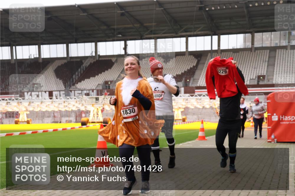 08.12.2024 - St. Pauli X-Mass-Run No. 14 Yannick Fuchs http://msf.ph/oto/7491428 08.12.2024 10:42:48 Ziel 1012, 1204, 1205, 1231, 1520, 1524, 1525, 1830, 2067, 3229 meine-sportfotos.de