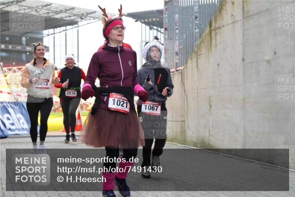 08.12.2024 - St. Pauli X-Mass-Run No. 14 H.Heesch http://msf.ph/oto/7491430 08.12.2024 10:05:22 Ziel 1189, 1355, 2042, 2043, 24, 1021, 1067, 2013, 2015, 2836, 3077, 3313, 3317, 3318 meine-sportfotos.de