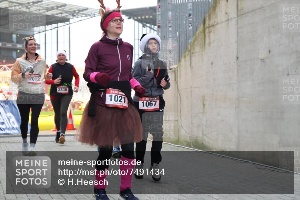 08.12.2024 - St. Pauli X-Mass-Run No. 14 H.Heesch http://msf.ph/oto/7491434 08.12.2024 10:05:22 Ziel 1189, 1355, 2042, 2043, 24, 1021, 1067, 2013, 2015, 2836, 3077, 3313, 3317, 3318 meine-sportfotos.de