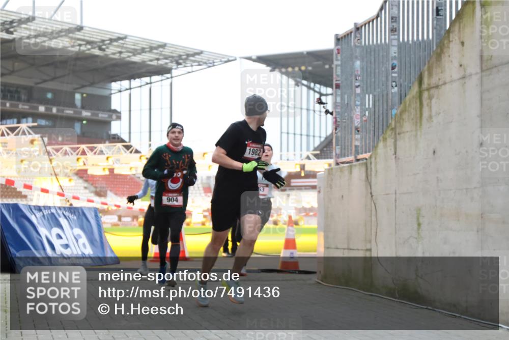 08.12.2024 - St. Pauli X-Mass-Run No. 14 H.Heesch http://msf.ph/oto/7491436 08.12.2024 09:57:23 Ziel 364, 384, 420, 1741, 3022, 3139, 755, 763, 904, 1291, 1982, 2267 meine-sportfotos.de